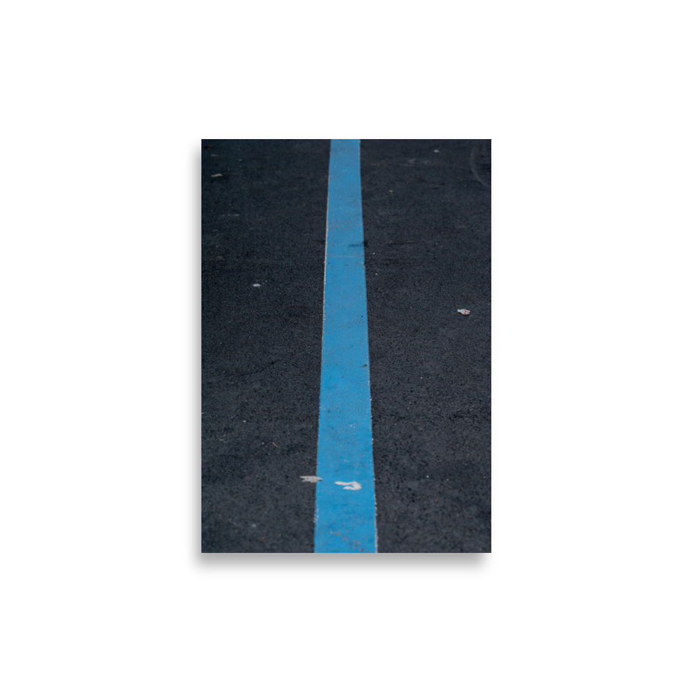 Poster d'une ligne bleue peinte sur la route, signe distinctif de circulation