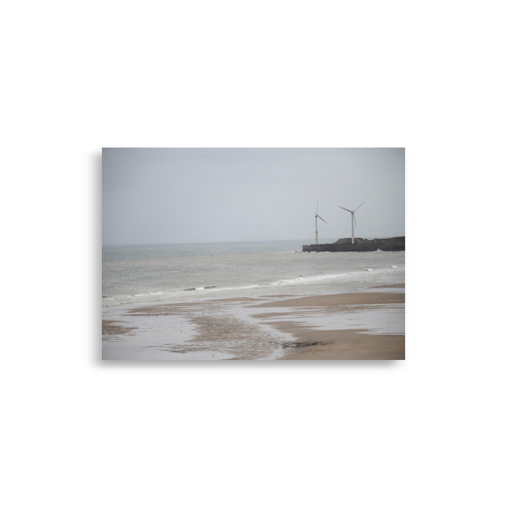 Poster d'une plage brumeuse avec mouettes et éoliennes sur la côte nord de la France