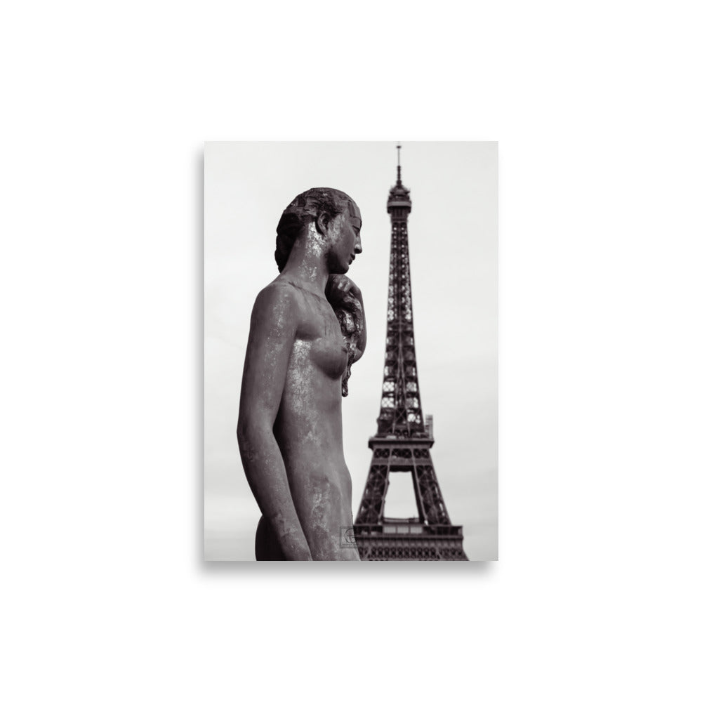 Photographie "Les dames de fer" par Hadrien Geraci, statue classique et Tour Eiffel en noir et blanc