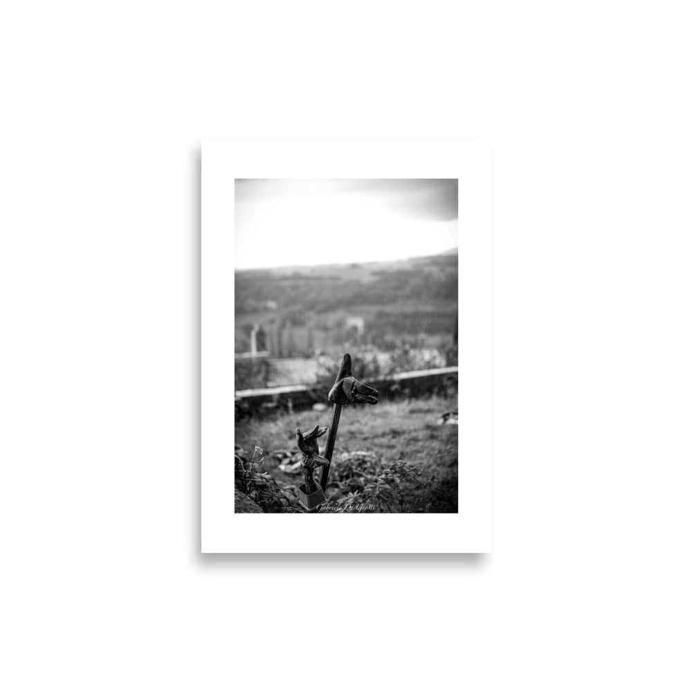 Poster photo - Découvrez la beauté des moments simples avec ce poster en noir et blanc de gants usés sous la pluie, une image poétique pleine de sérénité et d'émotion. - Gabriele de Grossi - Affiche murale 21x30