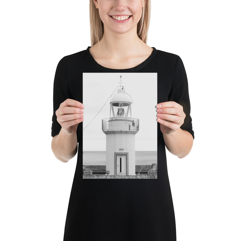Vue sereine d'un phare historique se dressant contre le ciel azur, capturant l'essence de la tranquillité marine par le talentueux Hadrien Geraci.