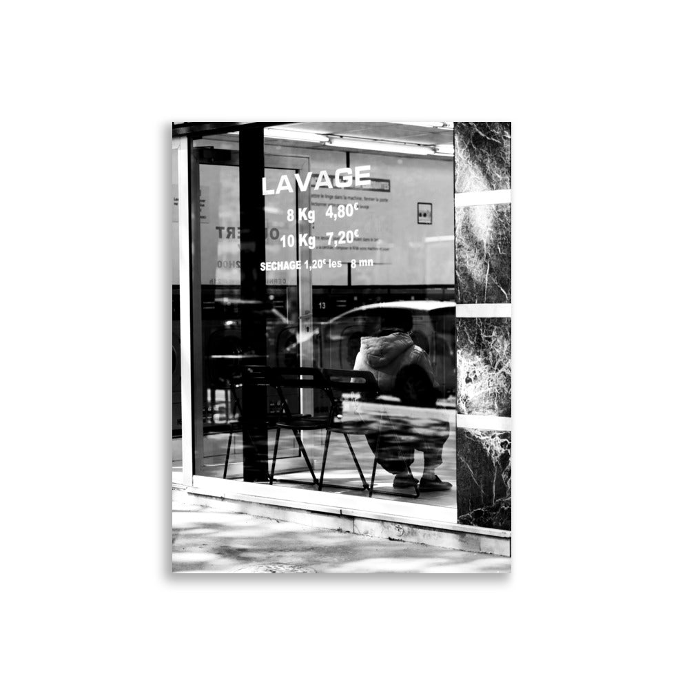 Photographie 'Lavage' en noir et blanc de l'intérieur d'une laverie urbaine.