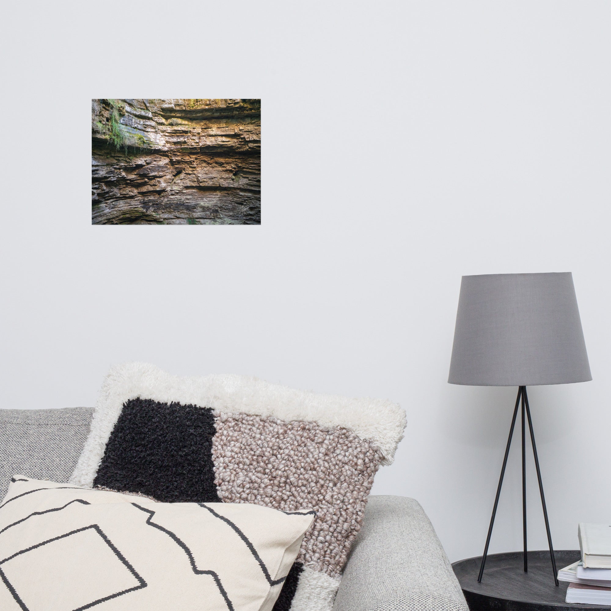 Photographie détaillée d'un mur de roche souterrain au gouffre de Padirac montrant des couches distinctes et des signes d'érosion.
