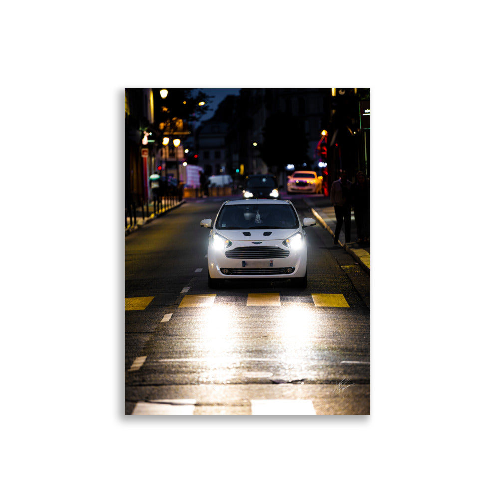 Vue de l'Aston Martin Cygnet, voiture de ville élégante, avec son design raffiné et son logo emblématique, positionnée contre un arrière-plan neutre pour mettre en valeur sa silhouette distincte.
