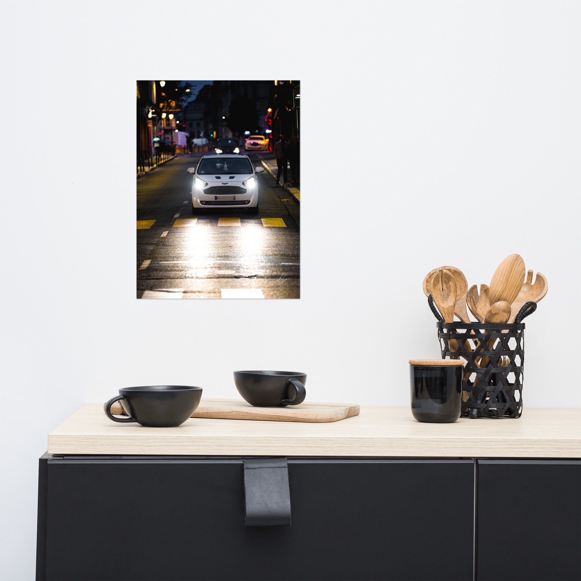 Vue de l'Aston Martin Cygnet, voiture de ville élégante, avec son design raffiné et son logo emblématique, positionnée contre un arrière-plan neutre pour mettre en valeur sa silhouette distincte.