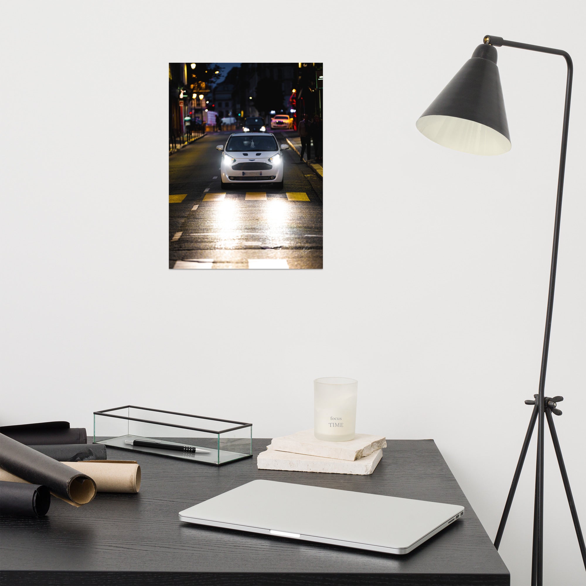 Vue de l'Aston Martin Cygnet, voiture de ville élégante, avec son design raffiné et son logo emblématique, positionnée contre un arrière-plan neutre pour mettre en valeur sa silhouette distincte.