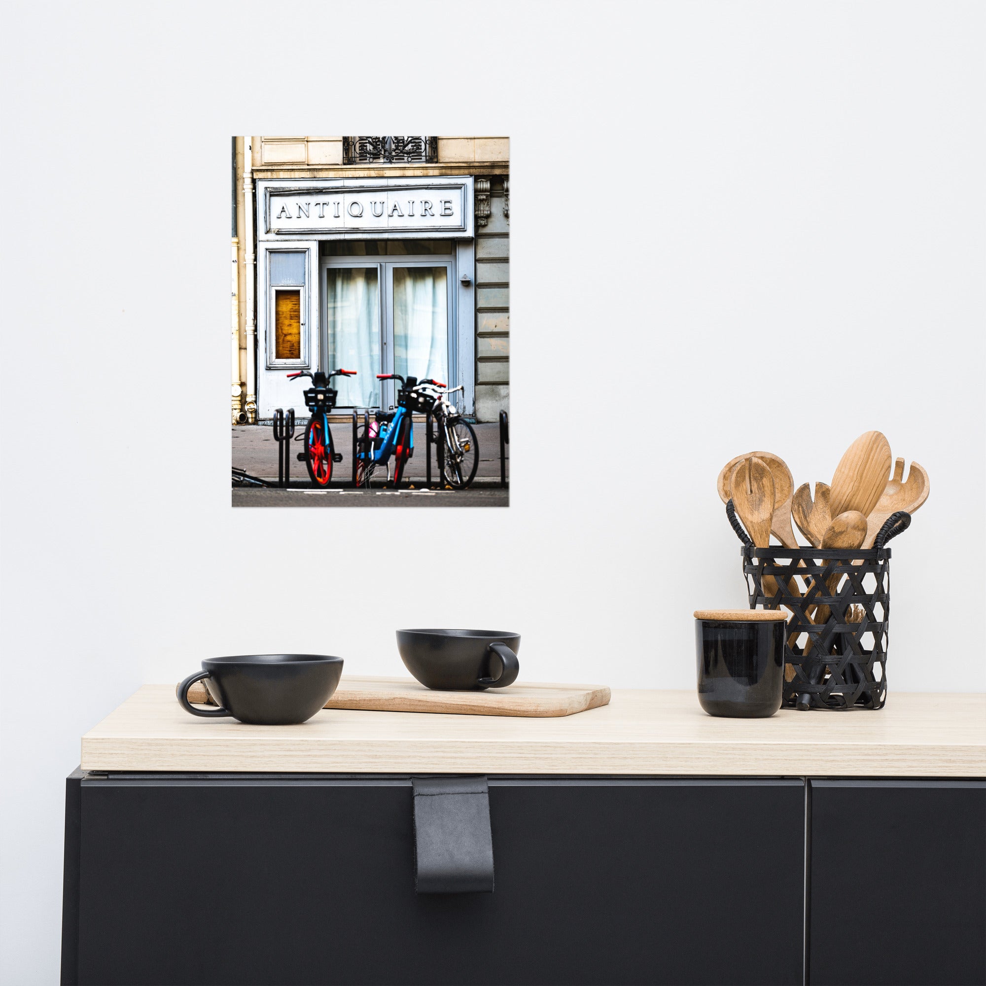 Photographie monochrome d'une vieille boutique d'antiquaire fermée à Paris, avec des détails architecturaux vintage et une atmosphère nostalgique.