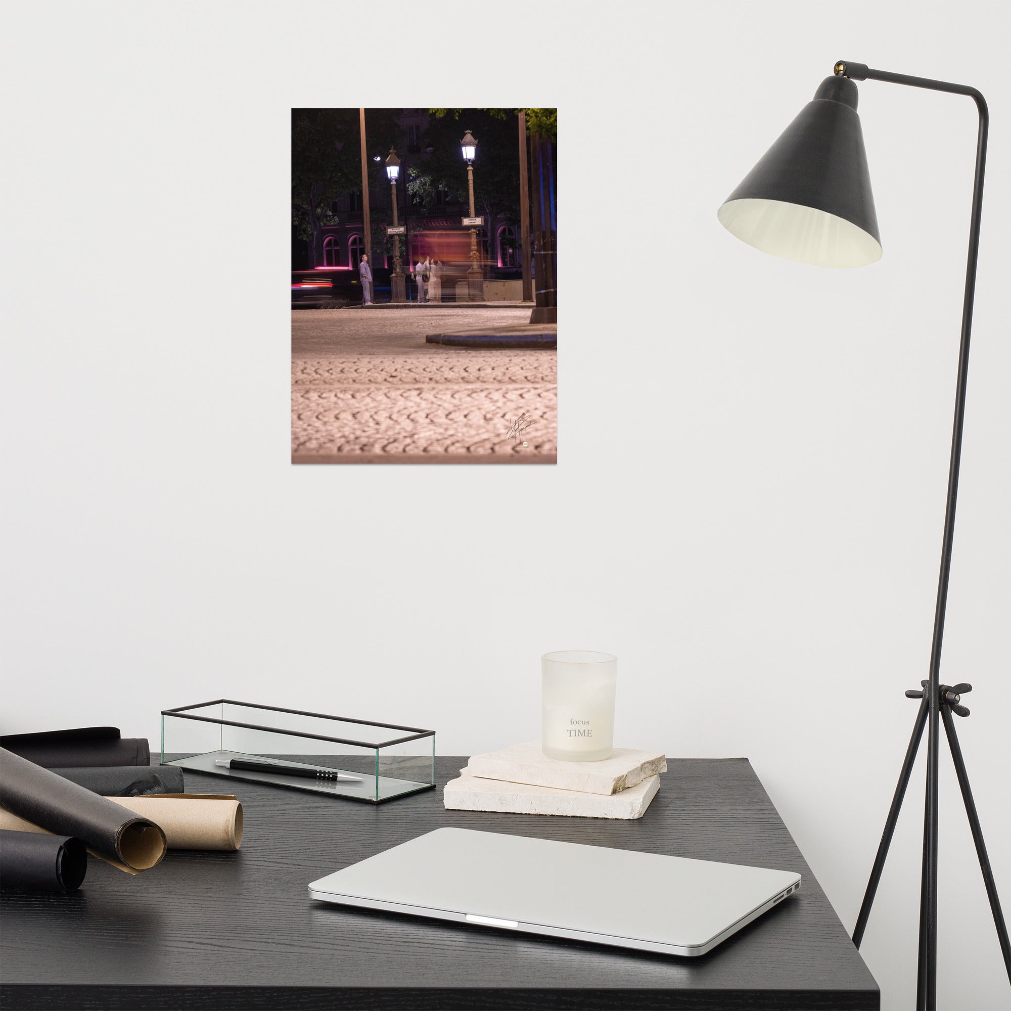 Photographie nocturne de l'Avenue de la Grande Armée à Paris, montrant quatre touristes prenant une photo, avec un arrière-plan de voitures en mouvement grâce à une longue exposition.