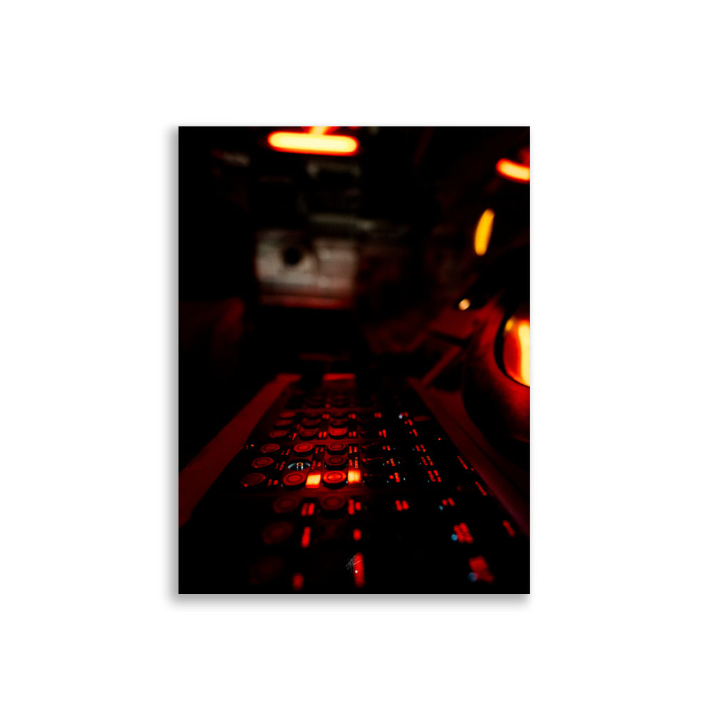 Image saisissante 'Arcade' montrant un clavier lumineux au cœur d'un sous-marin obscur, magnifiquement imprimée sur du papier de première qualité.