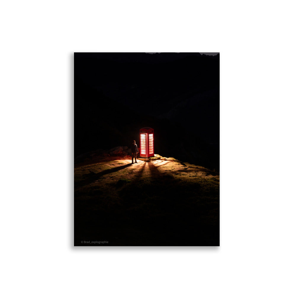Cabine téléphonique éclairée au milieu de la nuit naturelle, œuvre artistique de Brad_explographie.