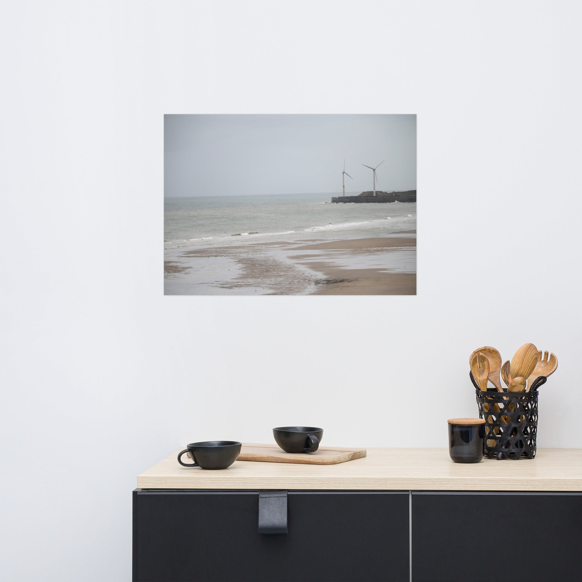 Poster d'une plage brumeuse avec mouettes et éoliennes sur la côte nord de la France