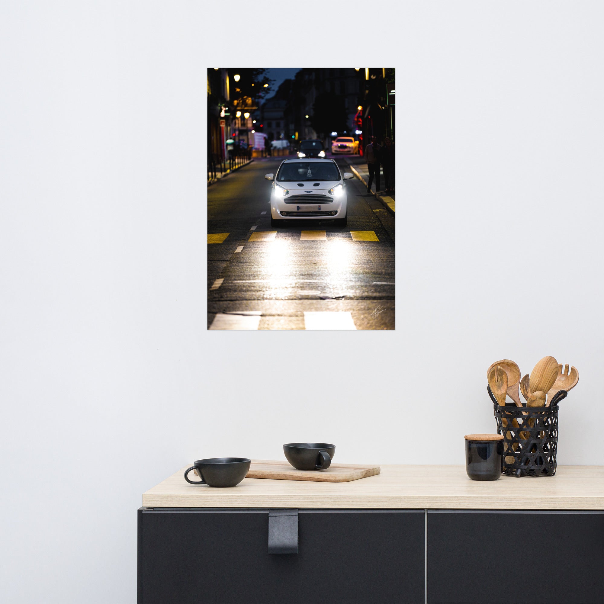 Vue de l'Aston Martin Cygnet, voiture de ville élégante, avec son design raffiné et son logo emblématique, positionnée contre un arrière-plan neutre pour mettre en valeur sa silhouette distincte.