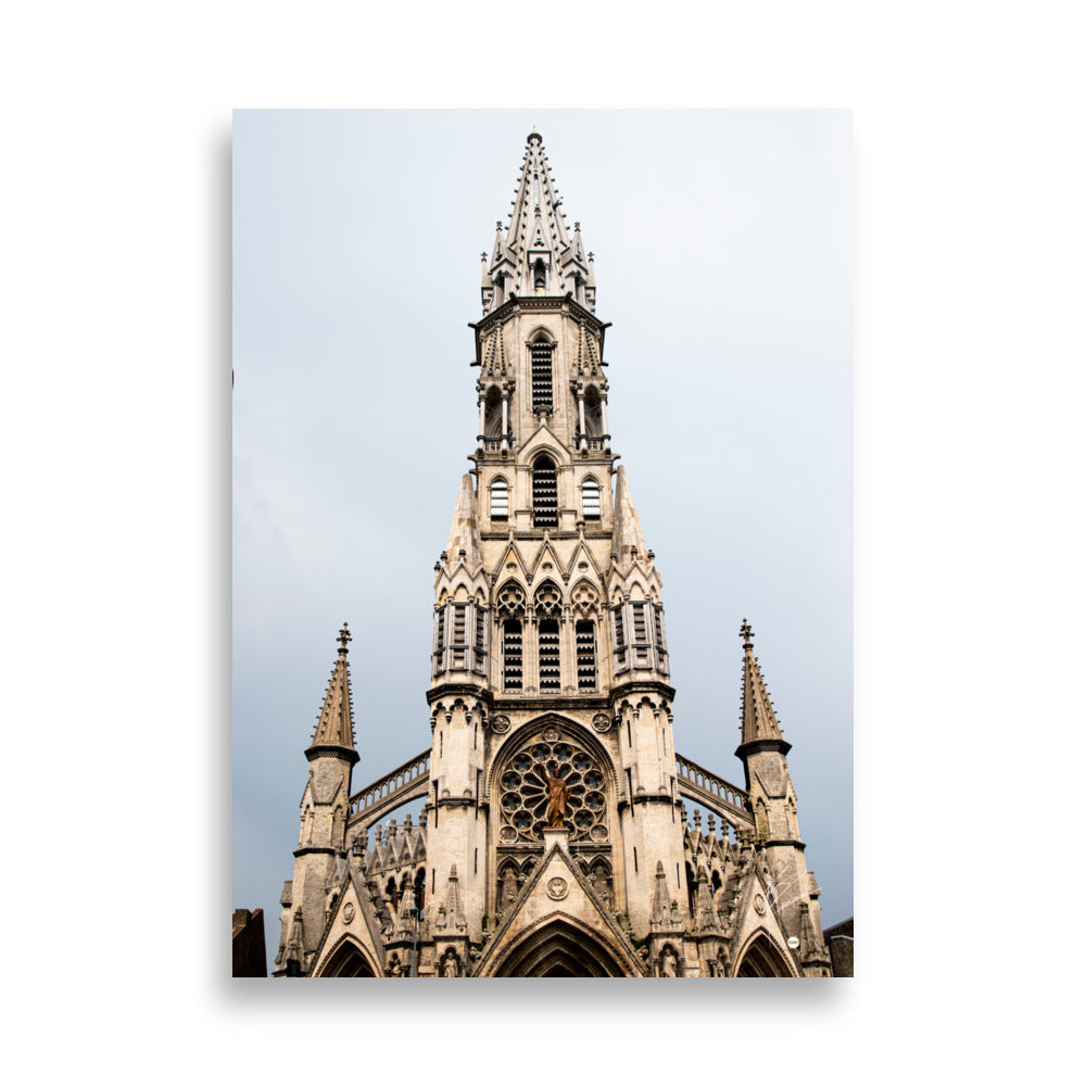 Photographie mettant en avant la face avant de l'Église catholique du Sacré-Cœur-de-Jésus à Lille, avec une attention particulière aux détails architecturaux, évoquant sa grandeur et sa beauté intemporelle.