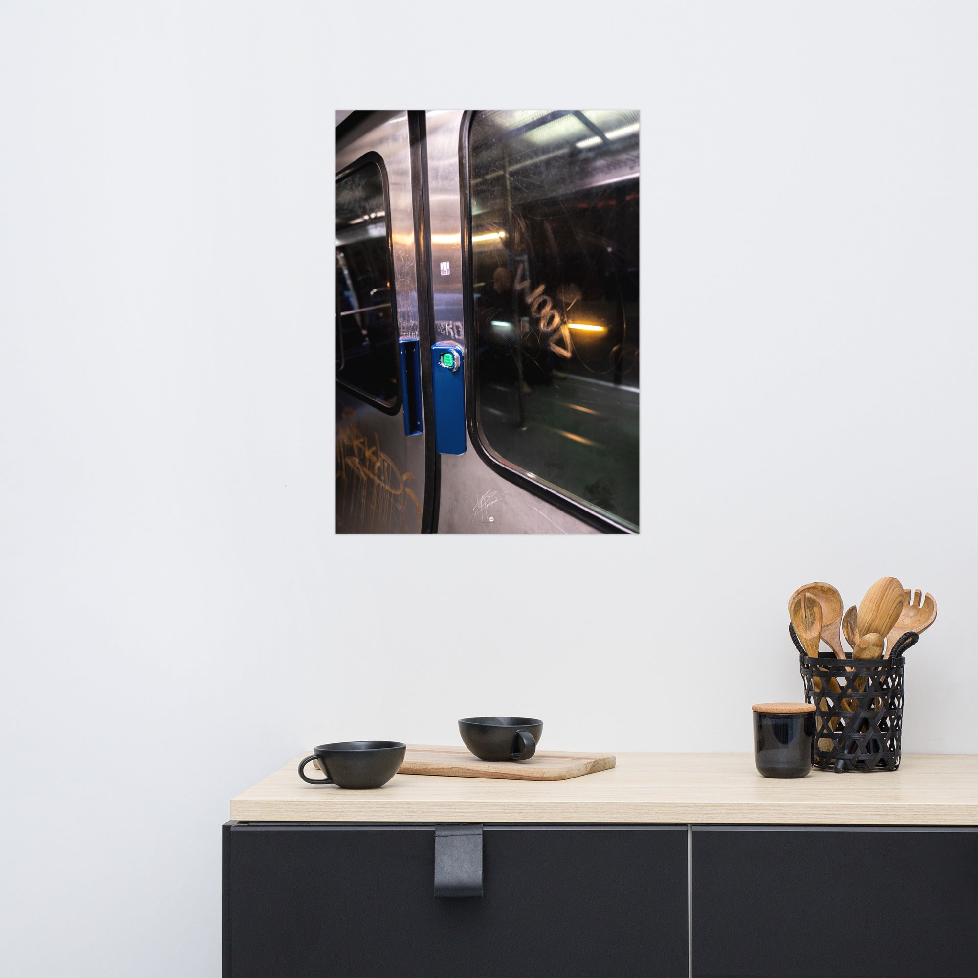 Poster 'Métro' représentant une porte de métro usée et des passants flous, capturé depuis un wagon en mouvement.