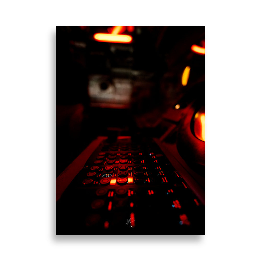 Image saisissante 'Arcade' montrant un clavier lumineux au cœur d'un sous-marin obscur, magnifiquement imprimée sur du papier de première qualité.