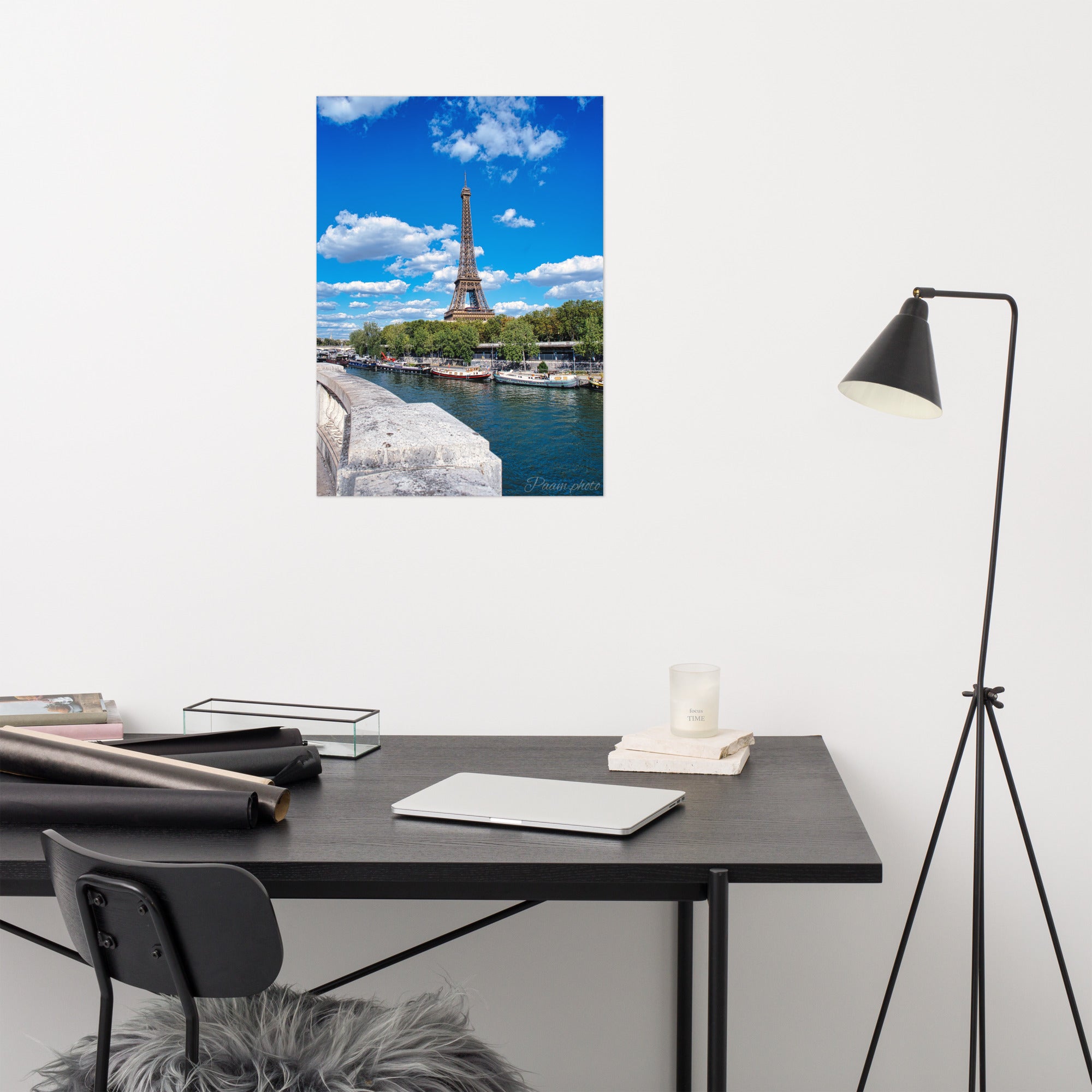 Vue panoramique de la Tour Eiffel et des péniches sur la Seine, sous un ciel bleu nuageux – une œuvre signée Antony Porlier.