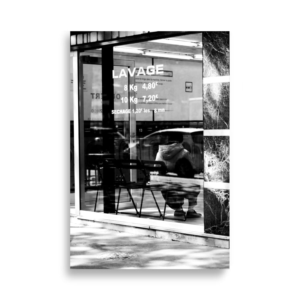 Photographie 'Lavage' en noir et blanc de l'intérieur d'une laverie urbaine.
