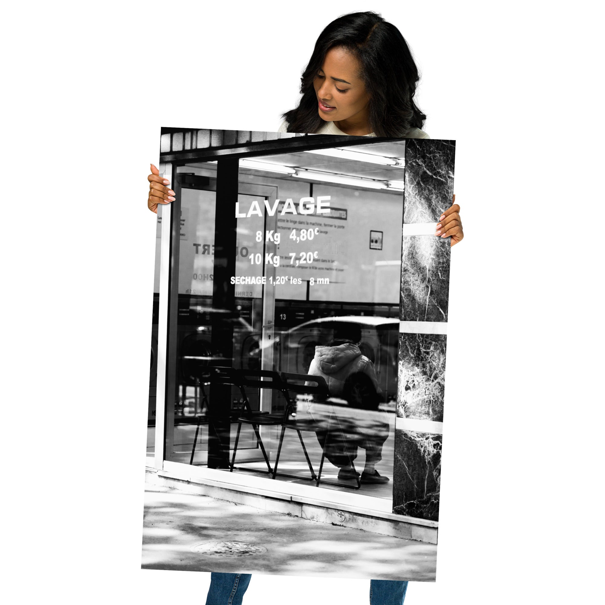 Photographie 'Lavage' en noir et blanc de l'intérieur d'une laverie urbaine.