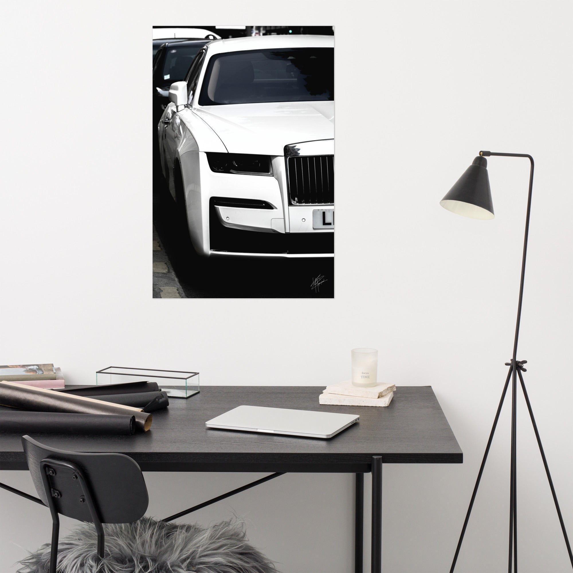 Photographie en noir et blanc de la luxueuse Rolls-Royce Ghost.