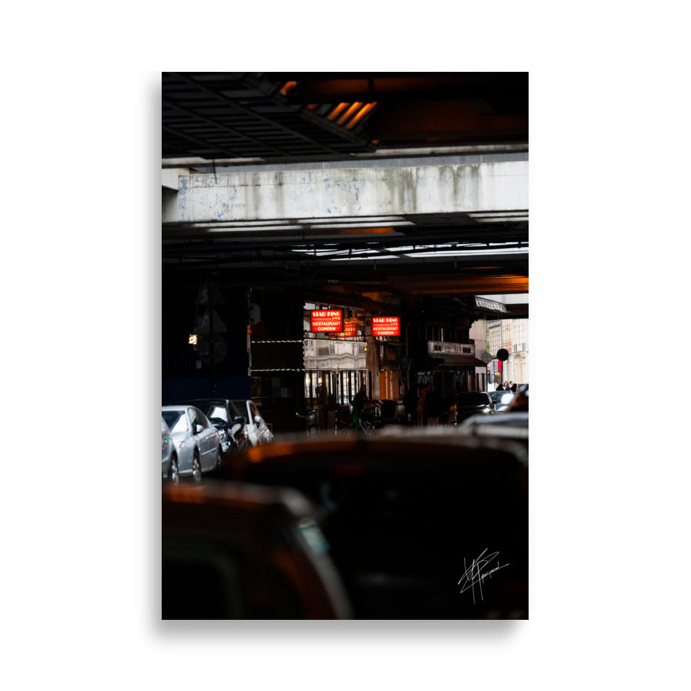Scène nocturne à Beaugrenelle, Paris, avec des bâtiments imposants et la lueur d'un restaurant.