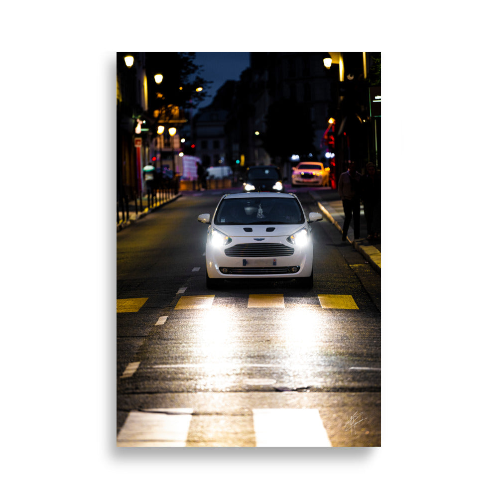 Vue de l'Aston Martin Cygnet, voiture de ville élégante, avec son design raffiné et son logo emblématique, positionnée contre un arrière-plan neutre pour mettre en valeur sa silhouette distincte.