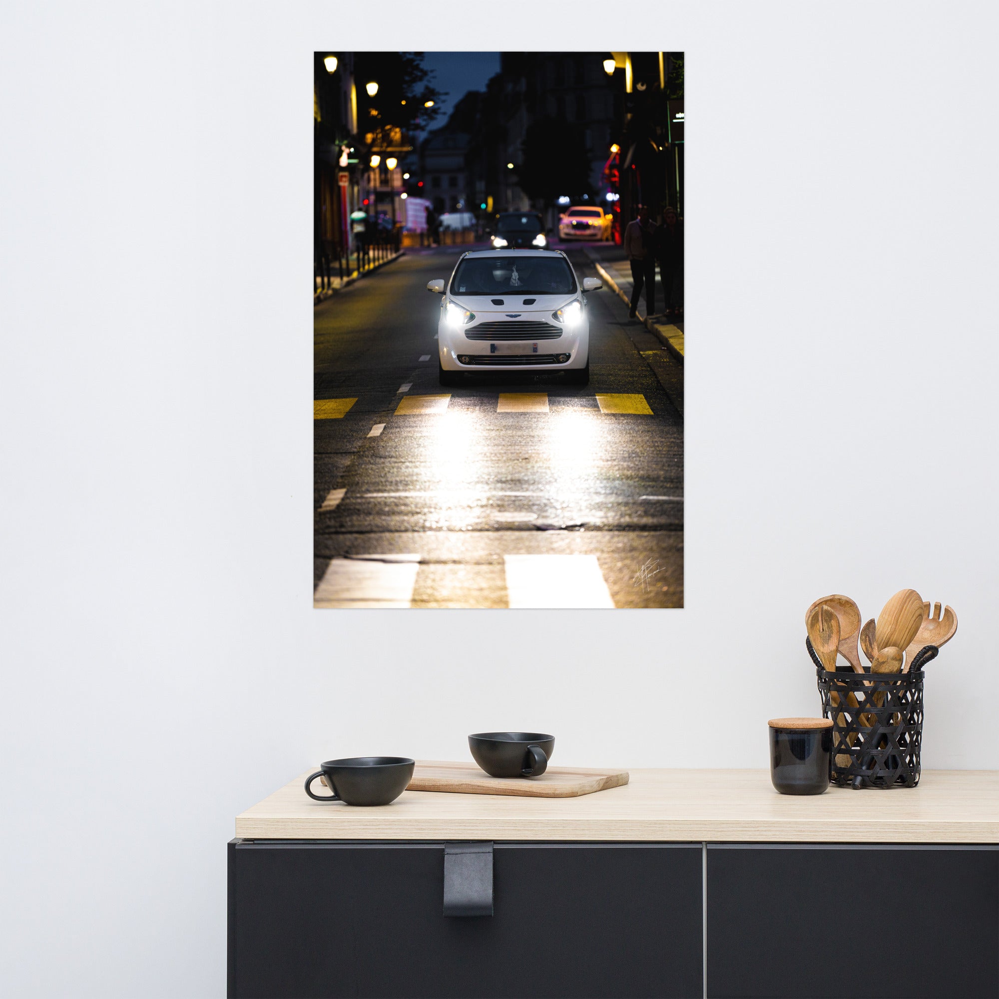 Vue de l'Aston Martin Cygnet, voiture de ville élégante, avec son design raffiné et son logo emblématique, positionnée contre un arrière-plan neutre pour mettre en valeur sa silhouette distincte.