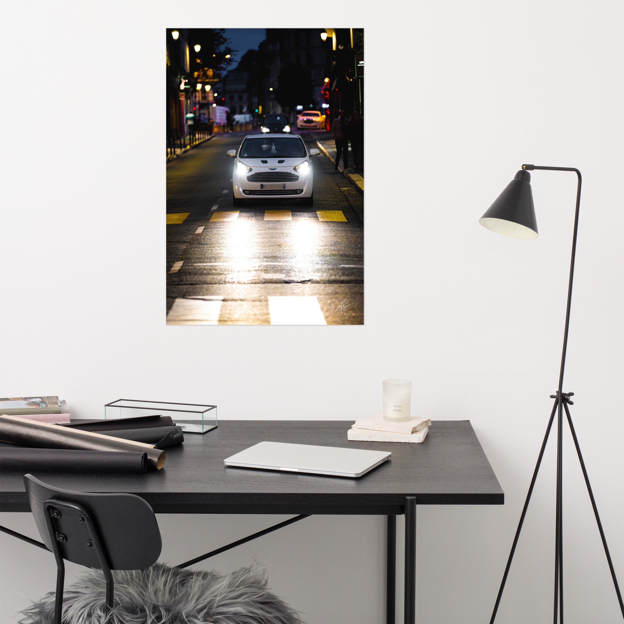 Vue de l'Aston Martin Cygnet, voiture de ville élégante, avec son design raffiné et son logo emblématique, positionnée contre un arrière-plan neutre pour mettre en valeur sa silhouette distincte.