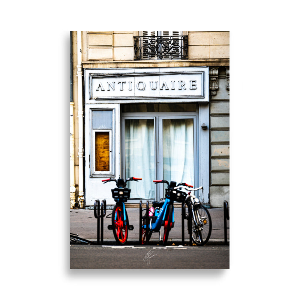 Photographie monochrome d'une vieille boutique d'antiquaire fermée à Paris, avec des détails architecturaux vintage et une atmosphère nostalgique.
