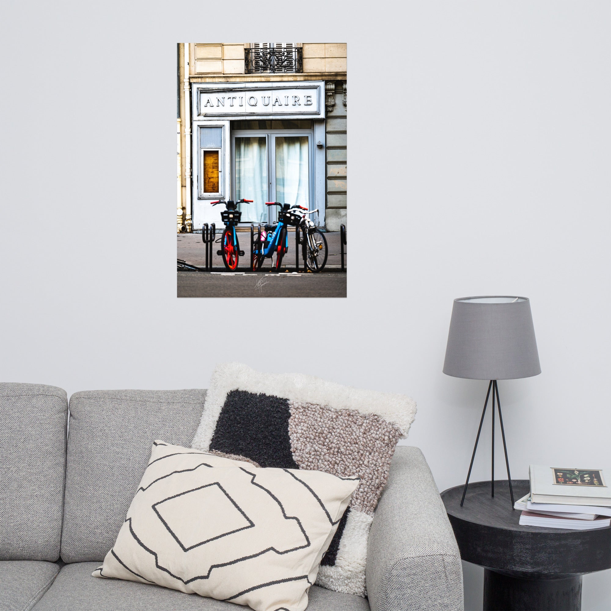 Photographie monochrome d'une vieille boutique d'antiquaire fermée à Paris, avec des détails architecturaux vintage et une atmosphère nostalgique.
