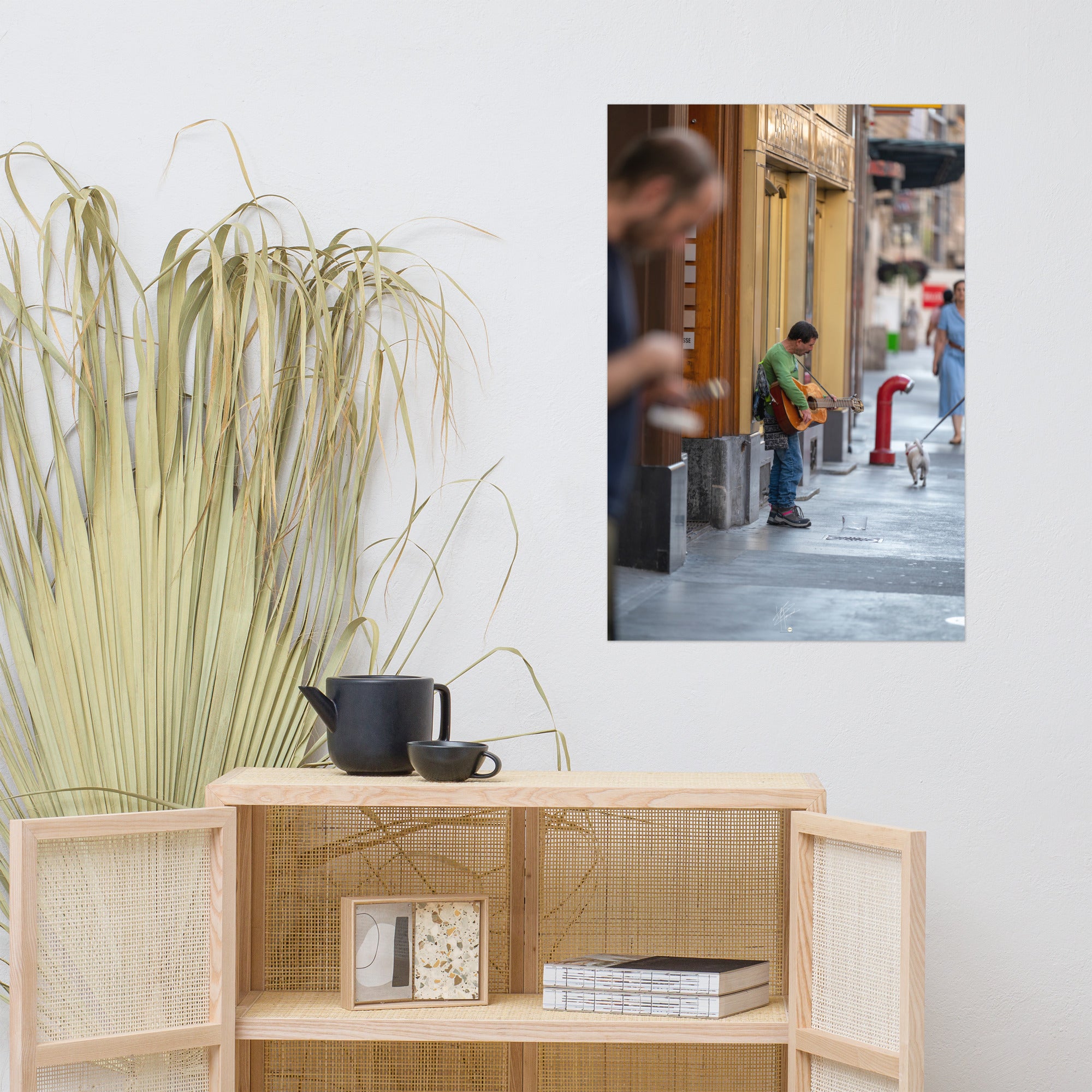 Poster photographique 'Le Petit Guitariste', une image d'un homme jouant de la guitare acoustique dans les rues de Genève, symbolisant la passion et la créativité de la musique de rue.Poster photographique 'Le Petit Guitariste', une image d'un homme jouant de la guitare acoustique dans les rues de Genève, symbolisant la passion et la créativité de la musique de rue.