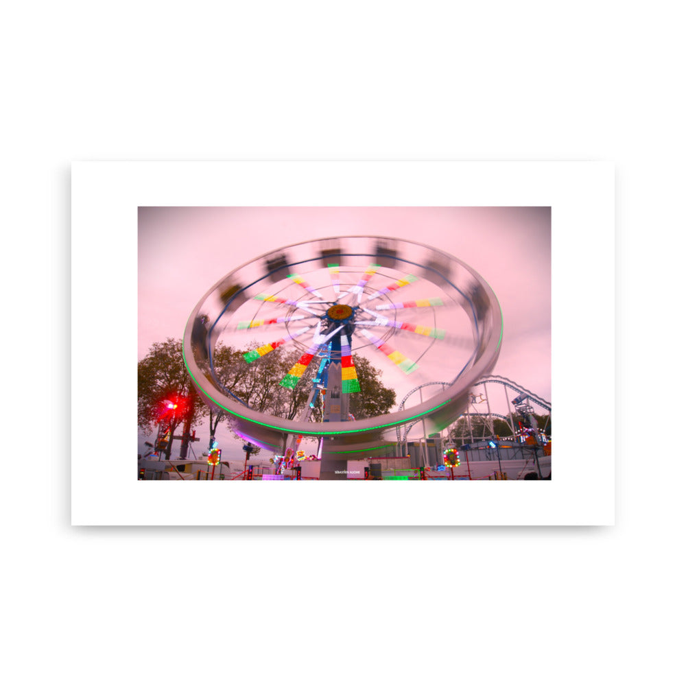 Poster photographie - Découvrez l’énergie et la magie d’une fête foraine capturée en mouvement avec ce poster vibrant de grande roue. Une explosion de couleurs et de nostalgie pour votre décoration intérieure. - Fête forraine - Sébastien Aliome - Photographie de rue - Affiche murale 61x91