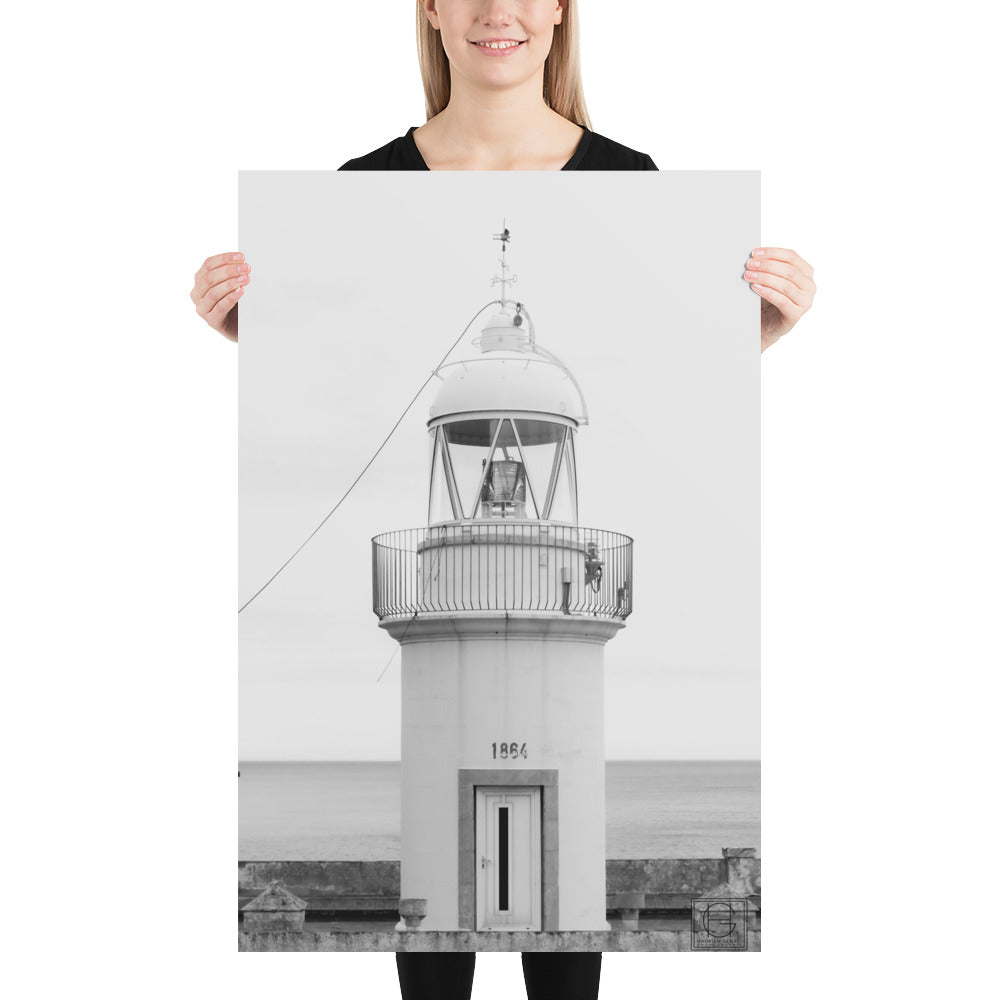 Vue sereine d'un phare historique se dressant contre le ciel azur, capturant l'essence de la tranquillité marine par le talentueux Hadrien Geraci.