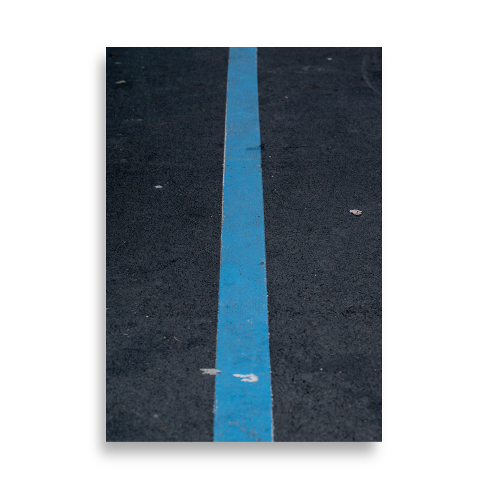 Poster d'une ligne bleue peinte sur la route, signe distinctif de circulation