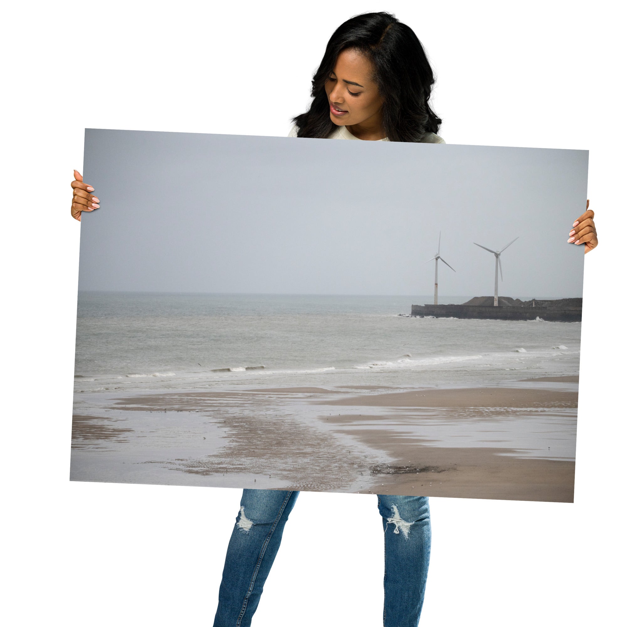 Poster d'une plage brumeuse avec mouettes et éoliennes sur la côte nord de la France