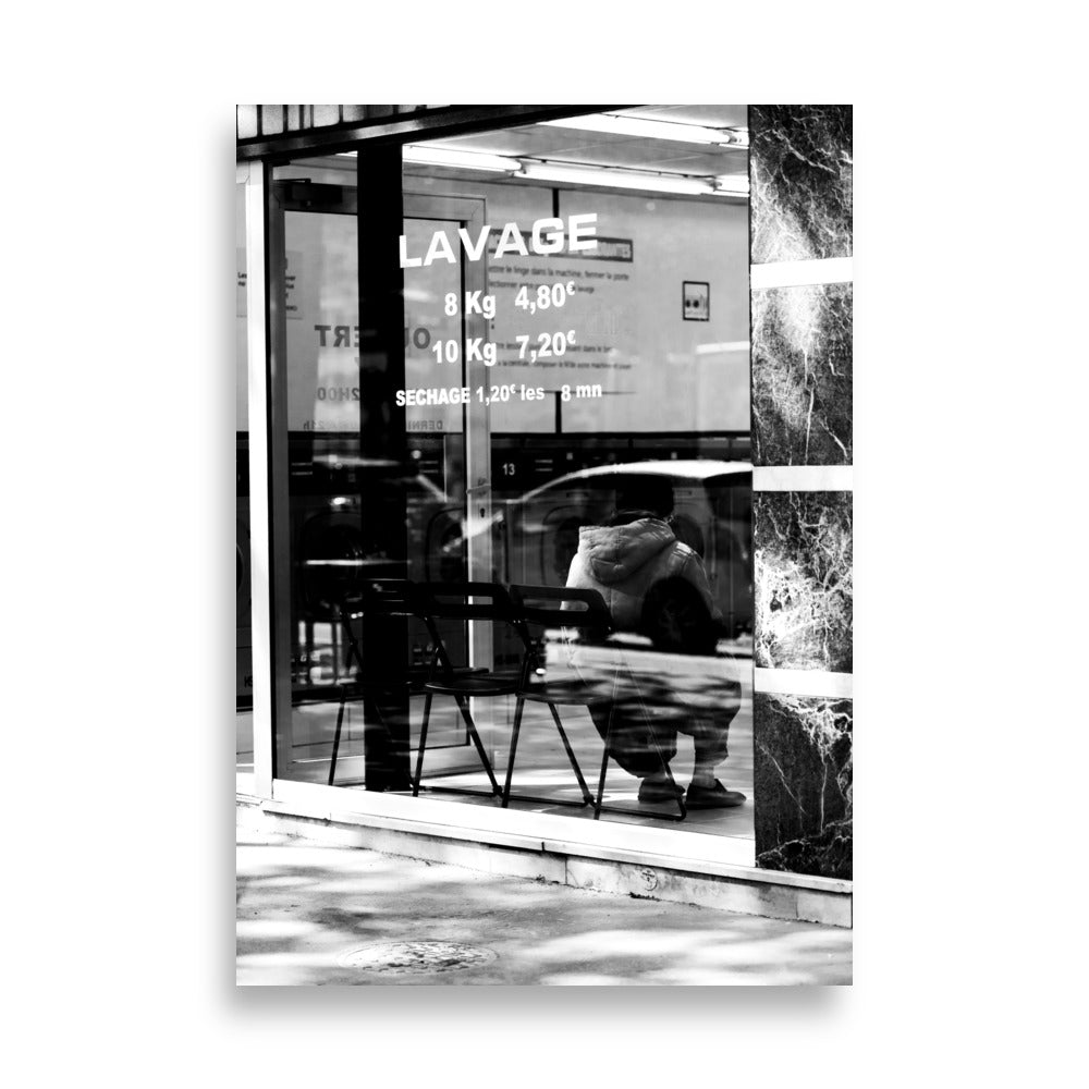 Photographie 'Lavage' en noir et blanc de l'intérieur d'une laverie urbaine.