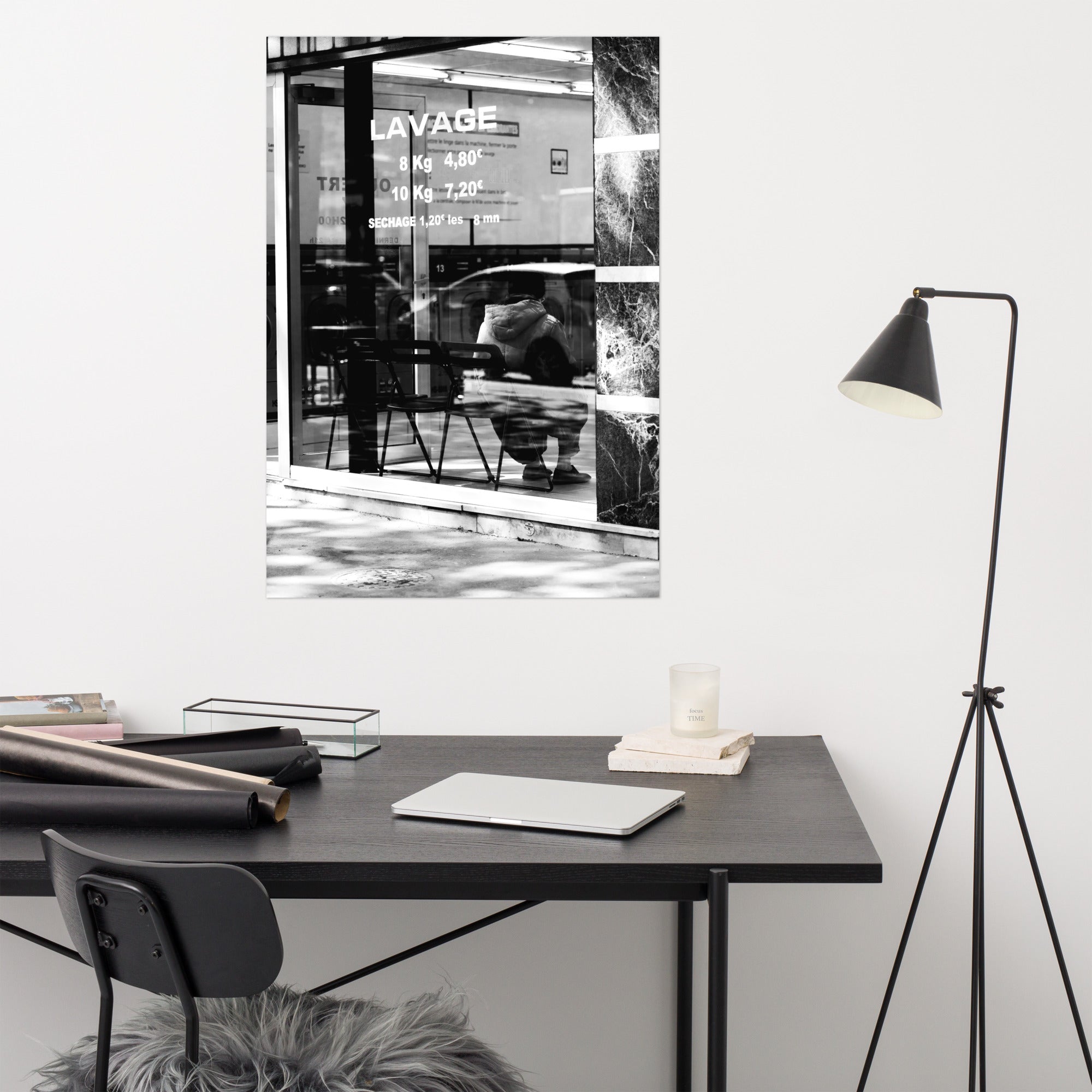 Photographie 'Lavage' en noir et blanc de l'intérieur d'une laverie urbaine.