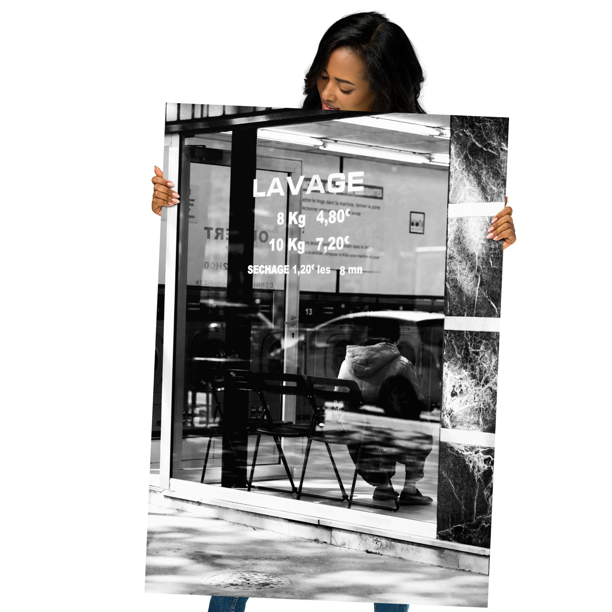Photographie 'Lavage' en noir et blanc de l'intérieur d'une laverie urbaine.