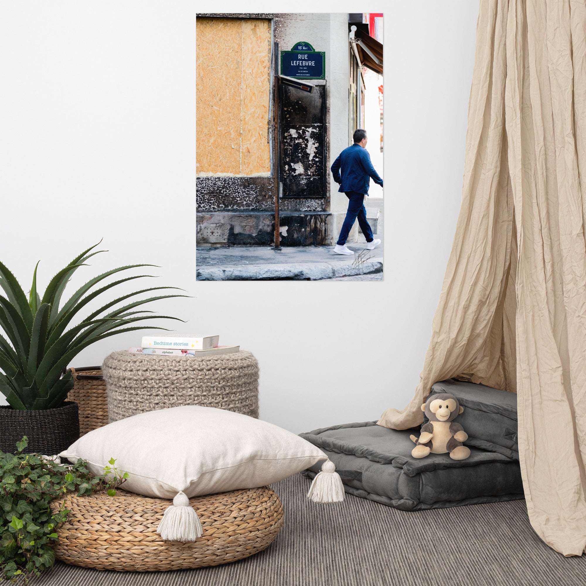 Photographie de la "Rue Lefebvre" après un incendie, montrant des traces de suie, un panneau de sens interdit plié et un passant.
