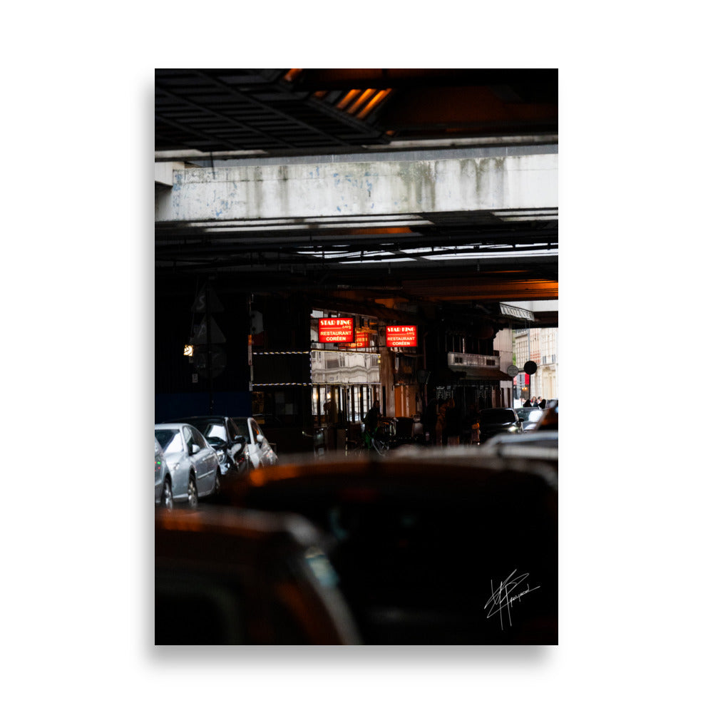 Scène nocturne à Beaugrenelle, Paris, avec des bâtiments imposants et la lueur d'un restaurant.