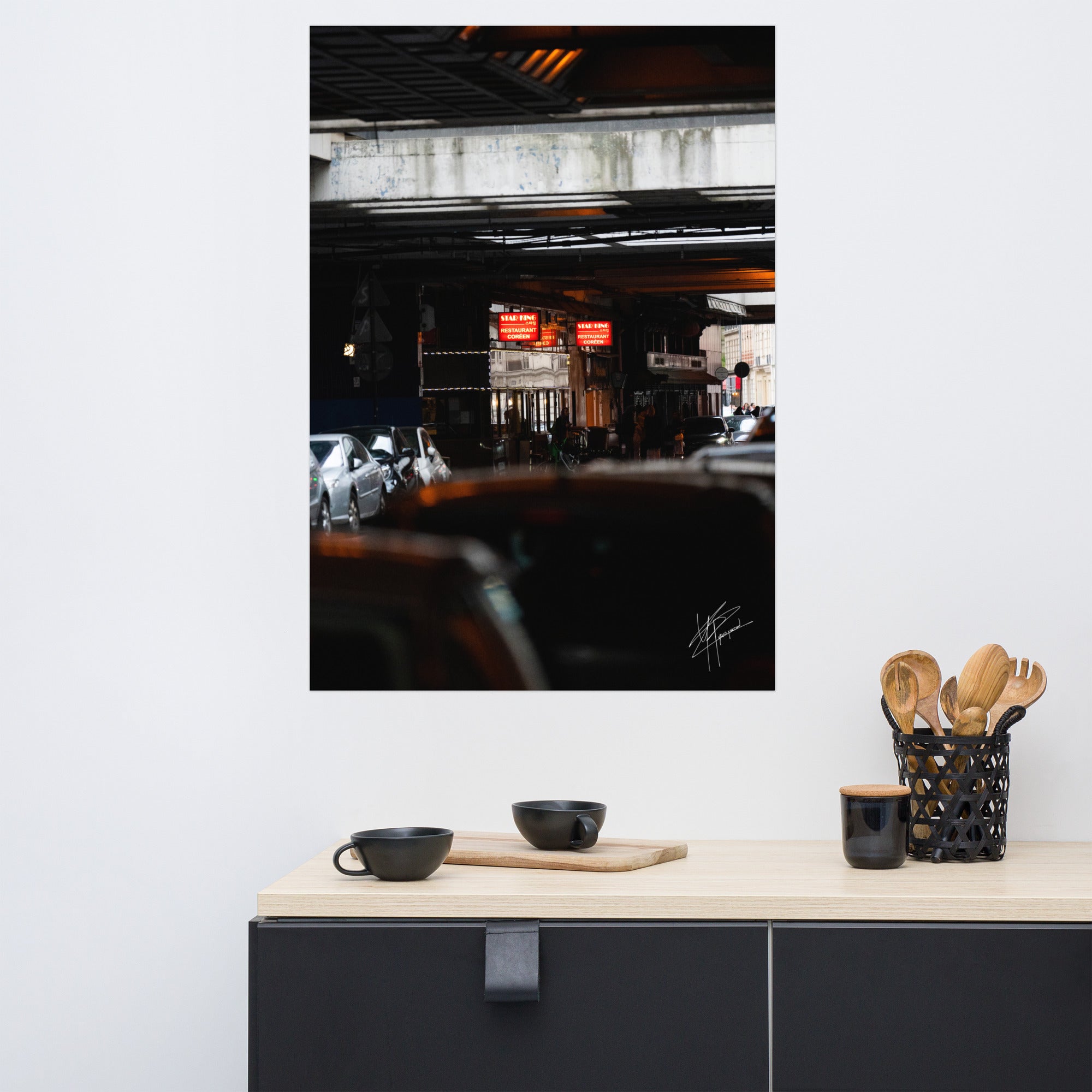 Scène nocturne à Beaugrenelle, Paris, avec des bâtiments imposants et la lueur d'un restaurant.