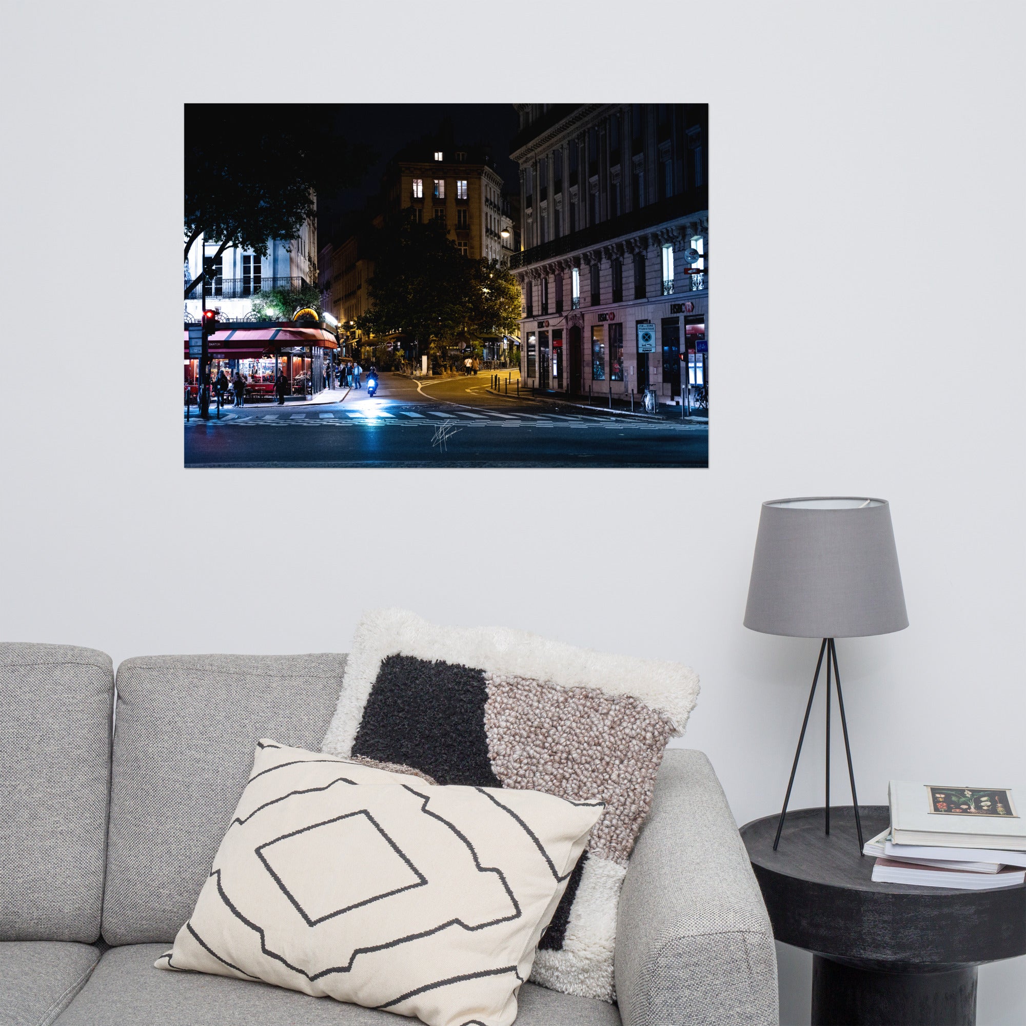 Photographie nocturne du boulevard Saint-Germain à Paris, avec ses lumières scintillantes, ses cafés animés et son architecture emblématique reflétant l'âme de la capitale française.