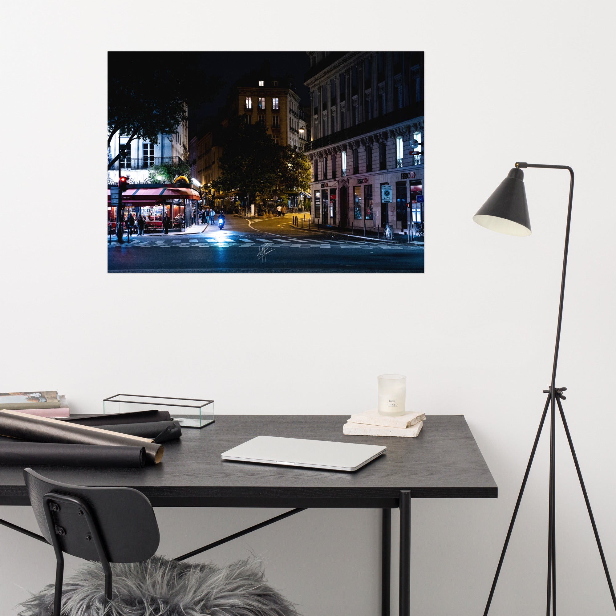 Photographie nocturne du boulevard Saint-Germain à Paris, avec ses lumières scintillantes, ses cafés animés et son architecture emblématique reflétant l'âme de la capitale française.