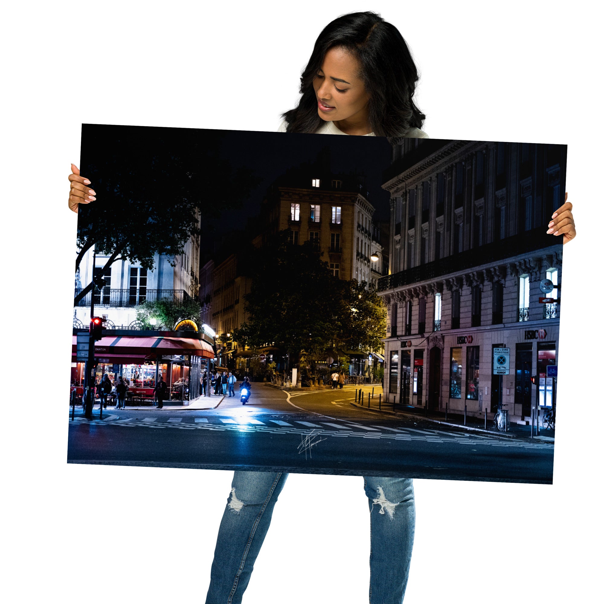 Photographie nocturne du boulevard Saint-Germain à Paris, avec ses lumières scintillantes, ses cafés animés et son architecture emblématique reflétant l'âme de la capitale française.