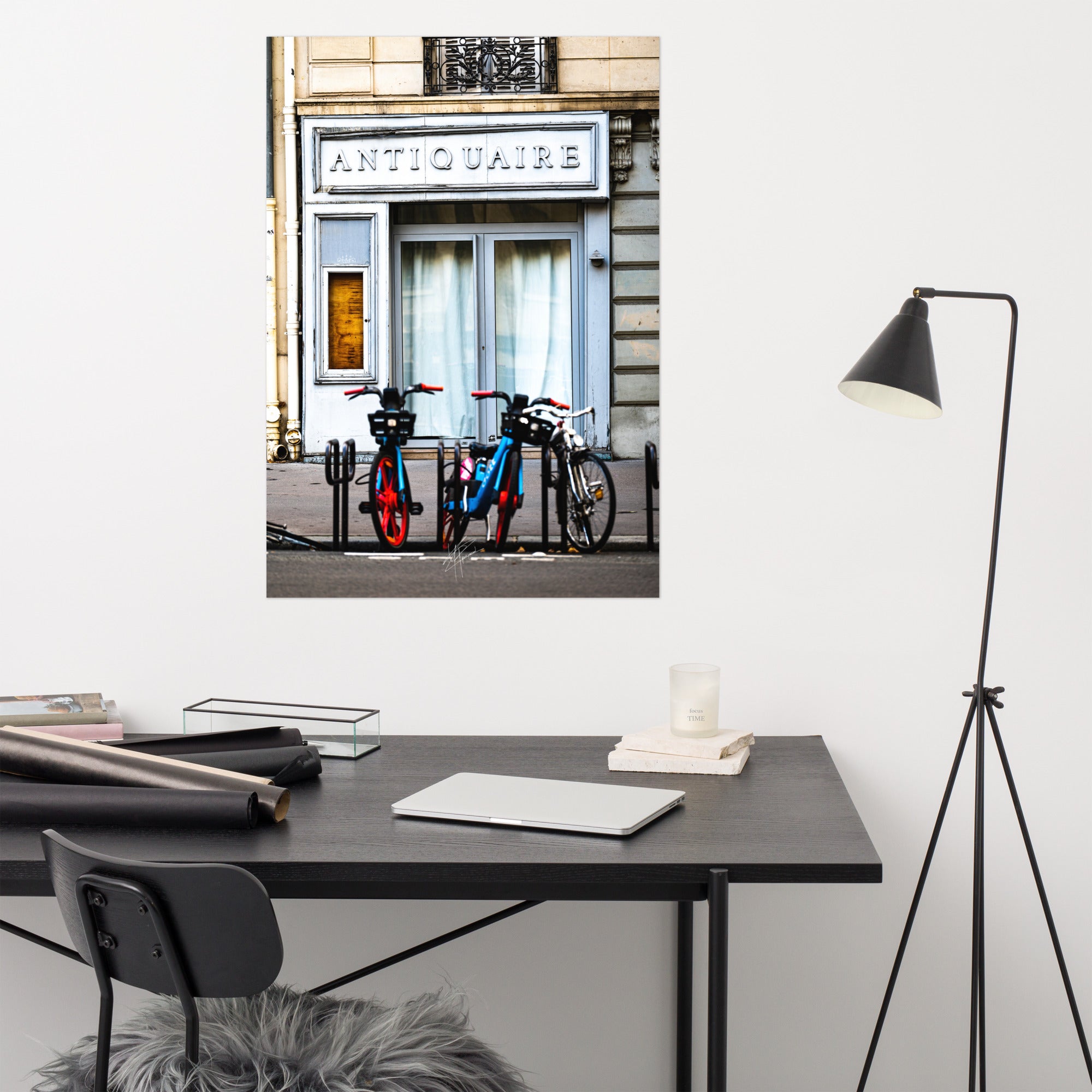 Photographie monochrome d'une vieille boutique d'antiquaire fermée à Paris, avec des détails architecturaux vintage et une atmosphère nostalgique.