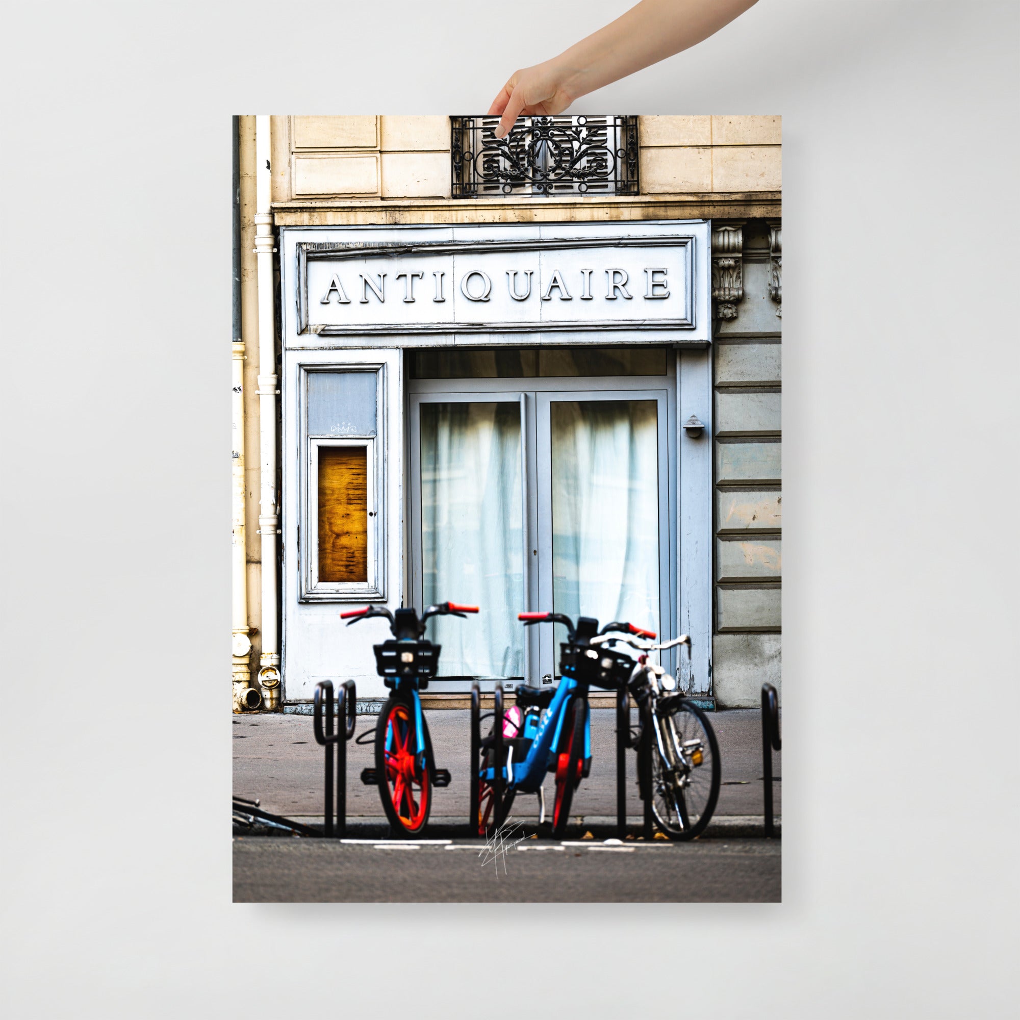 Photographie monochrome d'une vieille boutique d'antiquaire fermée à Paris, avec des détails architecturaux vintage et une atmosphère nostalgique.