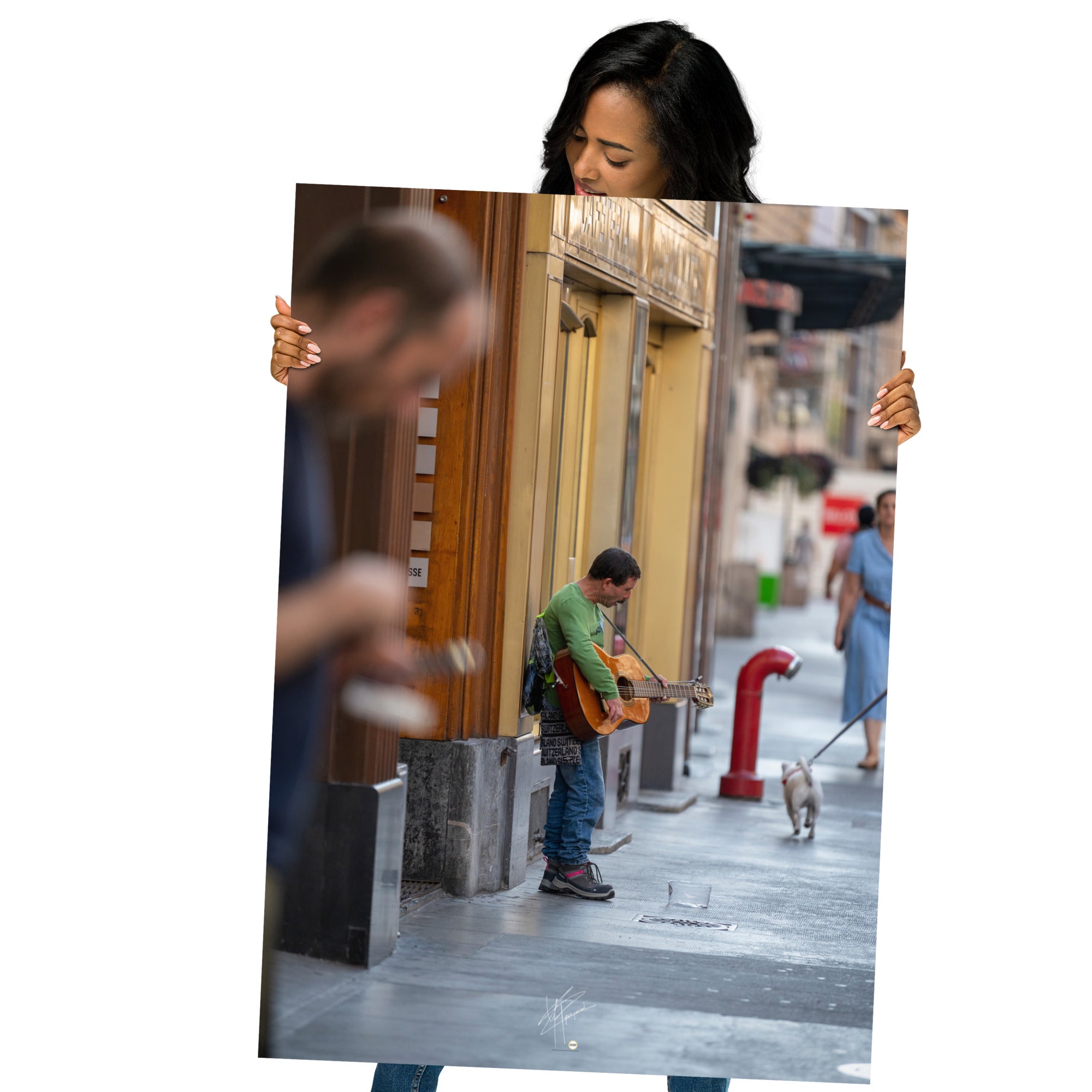 Poster photographique 'Le Petit Guitariste', une image d'un homme jouant de la guitare acoustique dans les rues de Genève, symbolisant la passion et la créativité de la musique de rue.