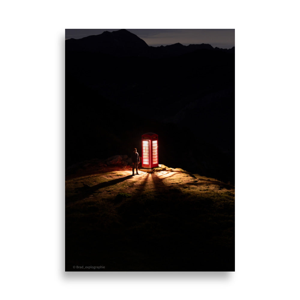 Cabine téléphonique éclairée au milieu de la nuit naturelle, œuvre artistique de Brad_explographie.