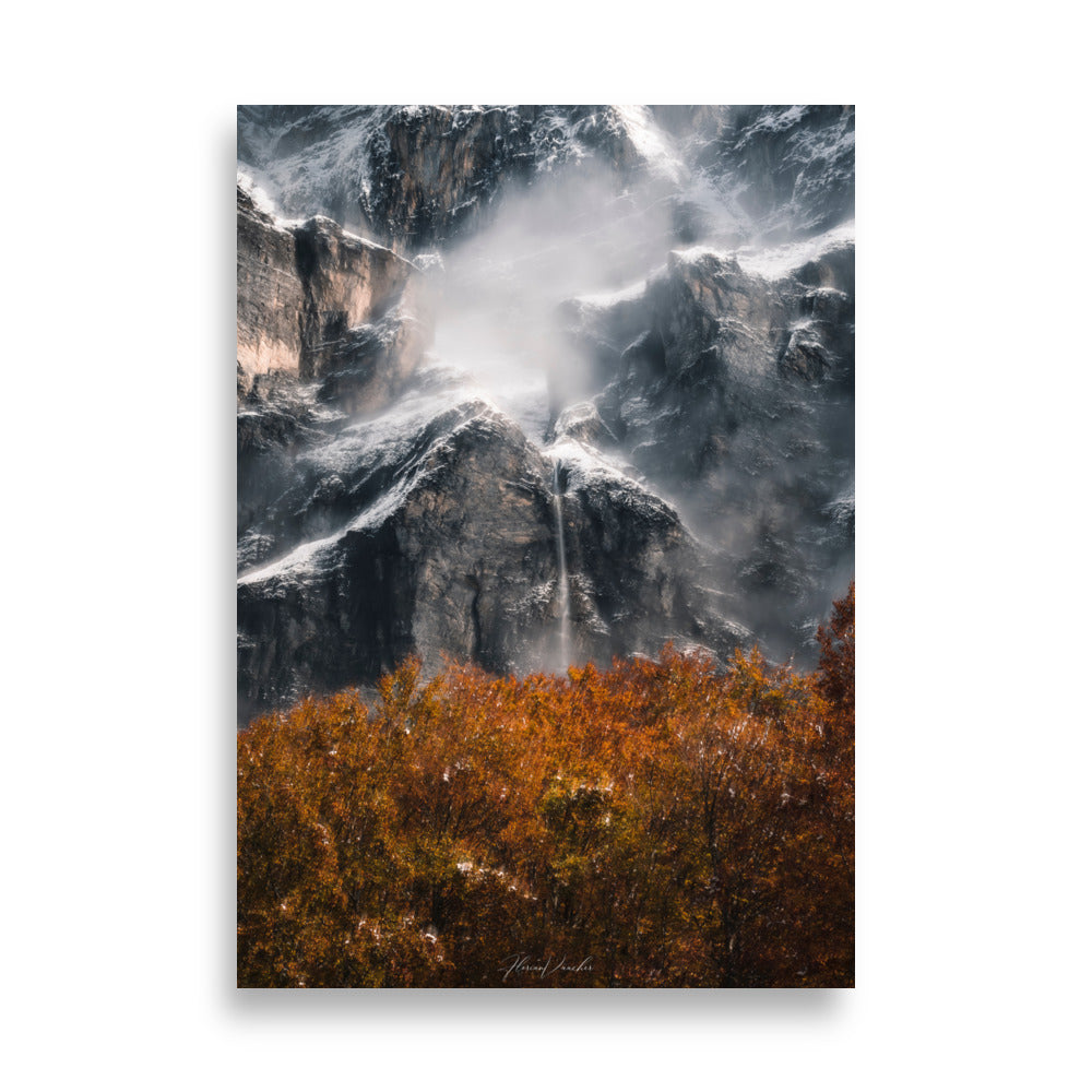 Scène automnale magnifiquement saupoudrée de neige, capturée dans le poster "L'enneigement d'automne" par Florian Vaucher.