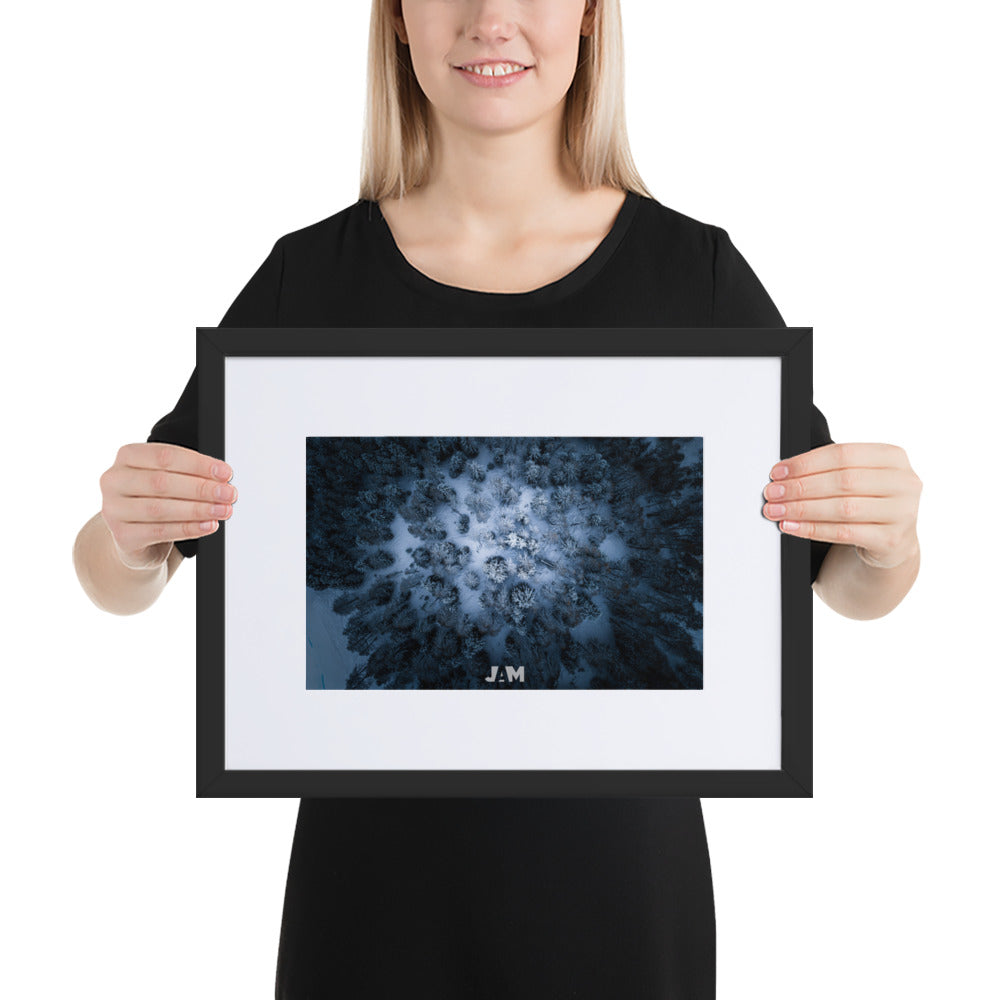 Poster 'Neige aérienne', une vue aérienne envoûtante d'une forêt dense sous un épais manteau de neige, photographiée par Julien Arnold, créant un paysage paisible et spectaculaire de l'hiver depuis le ciel.