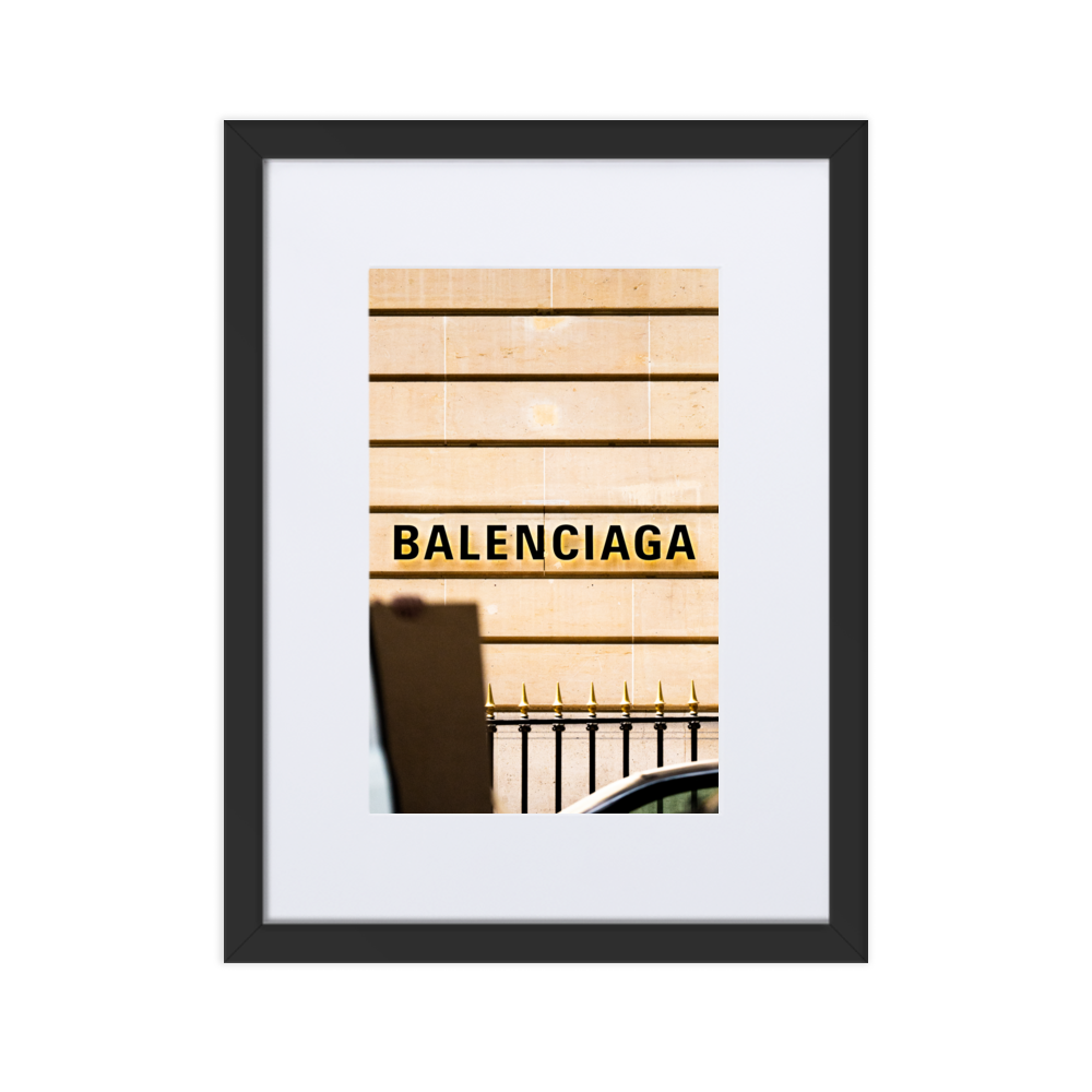 Poster de la photographie "Balenciaga", montrant l'enseigne d'une marque de luxe dans un contexte de rue.